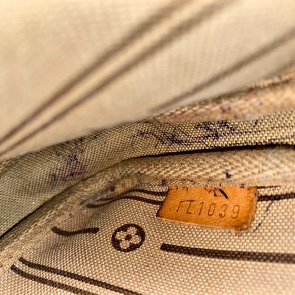 Limited Edition Louis Vuitton Monogram Pochette - Picture 5 of 8